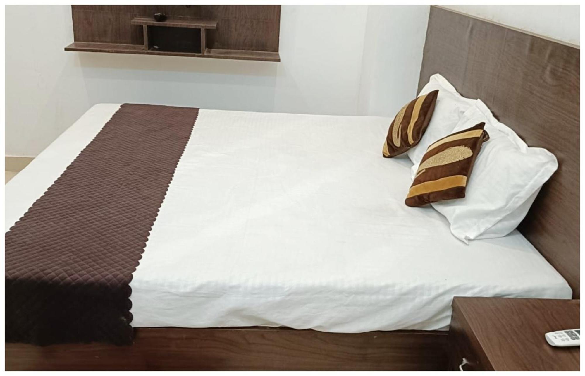 Hotel Aparna Grand Near Ram Janam Bhoomi And Temple - Fully Air Conditioned - Free Wifi Available - Best Budget Hotel In Ayodhya Exteriör bild